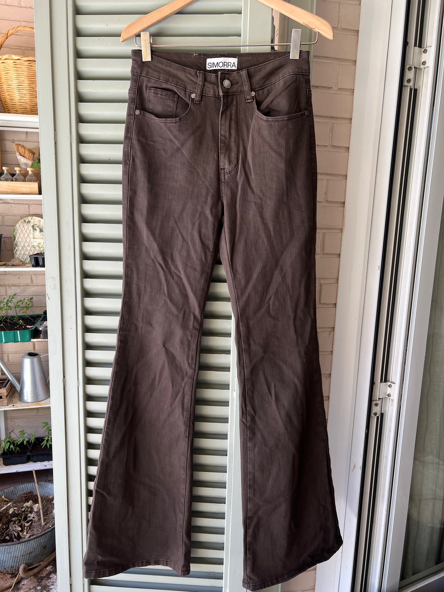 SIMORRA. Pantalón marrón campana T.36