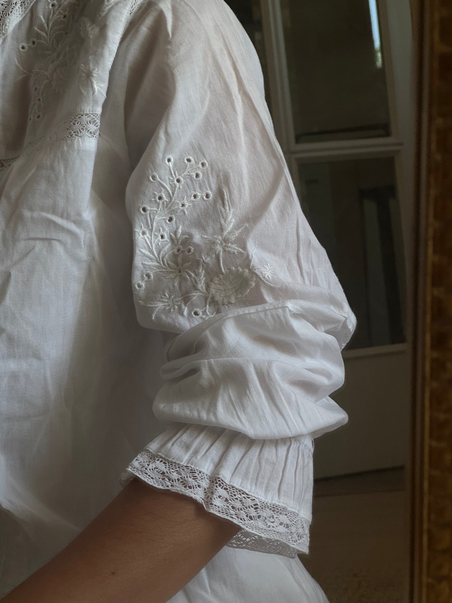 Blusa blanca detalles bordados y troquelados T.40