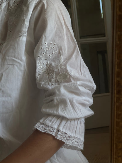 Blusa blanca detalles bordados y troquelados T.40