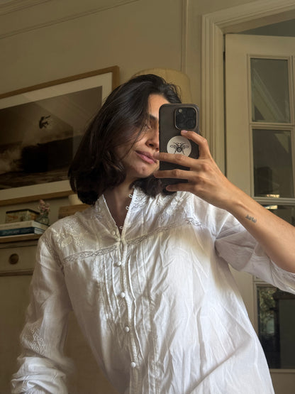 Blusa blanca detalles bordados y troquelados T.40