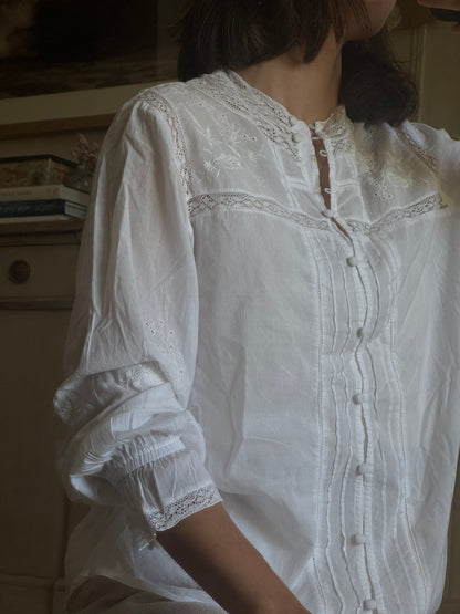 Blusa blanca detalles bordados y troquelados T.40