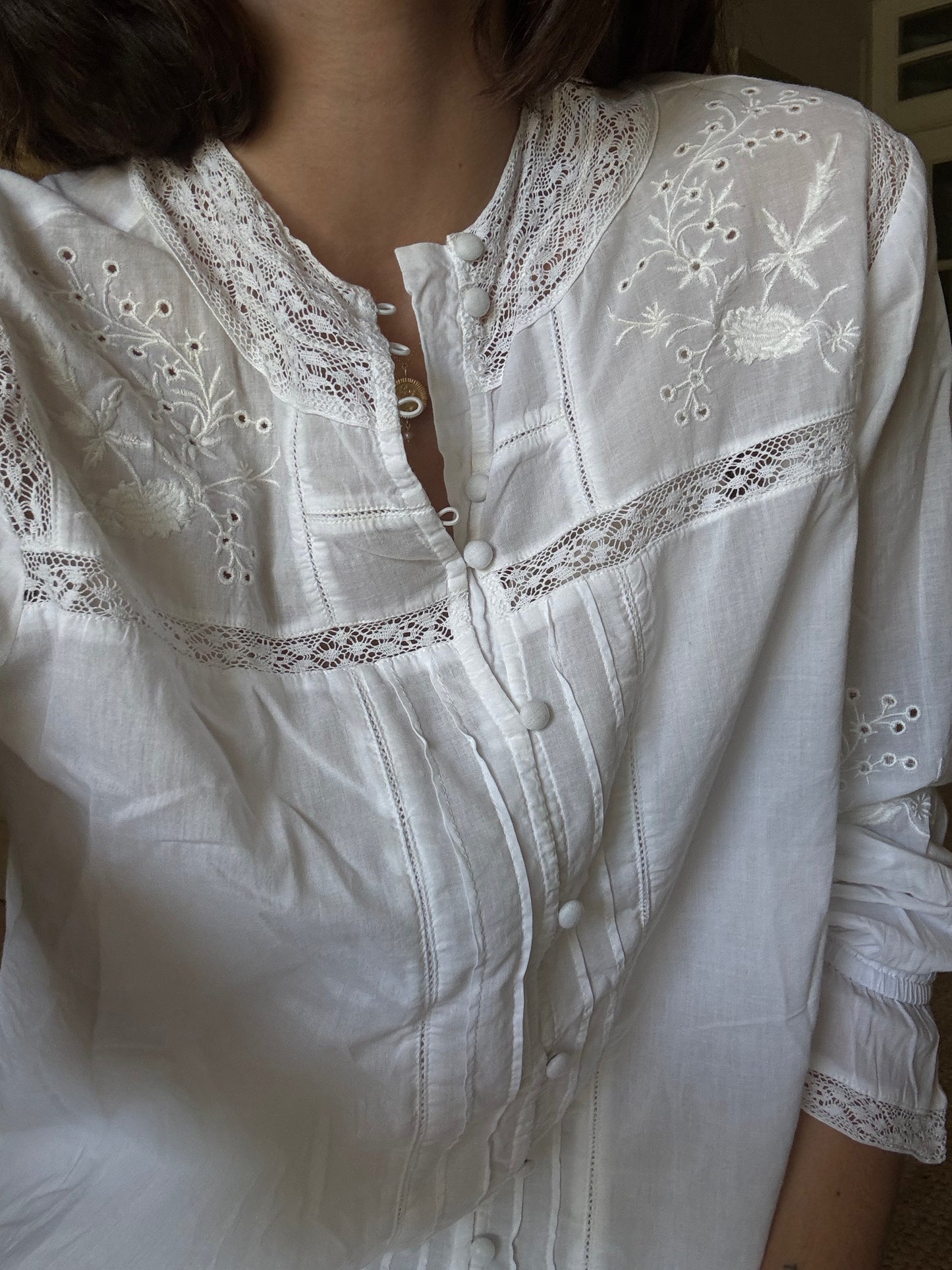 Blusa blanca detalles bordados y troquelados T.40