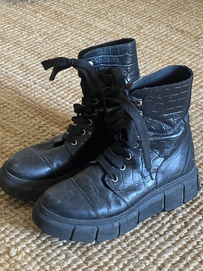 ALOHAS. Botas negras cordones T.38