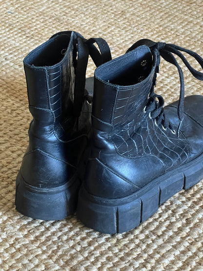 ALOHAS. Botas negras cordones T.38