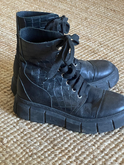 ALOHAS. Botas negras cordones T.38