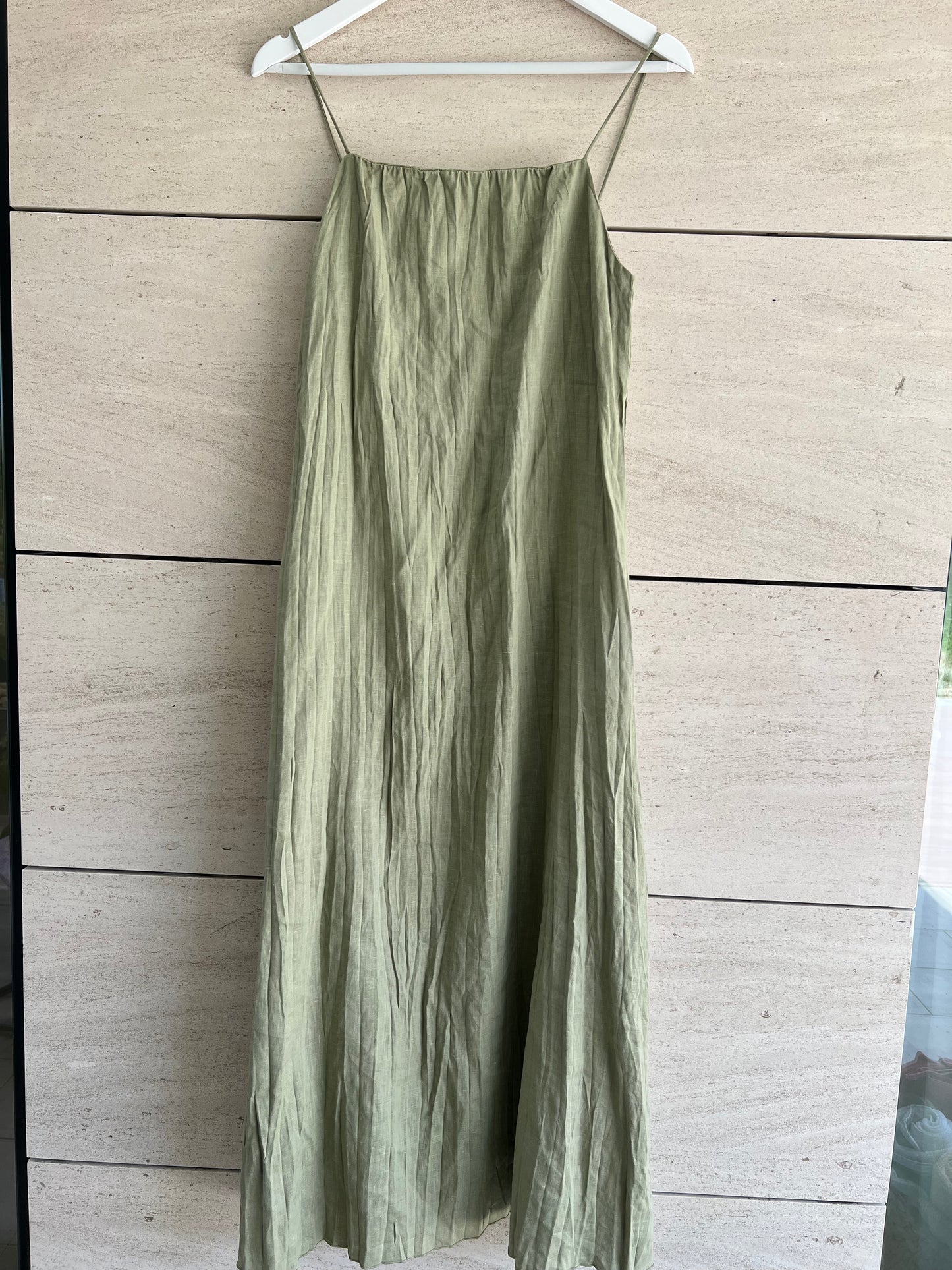 MASSIMO DUTTI. Vestido verde fruncido T.xs