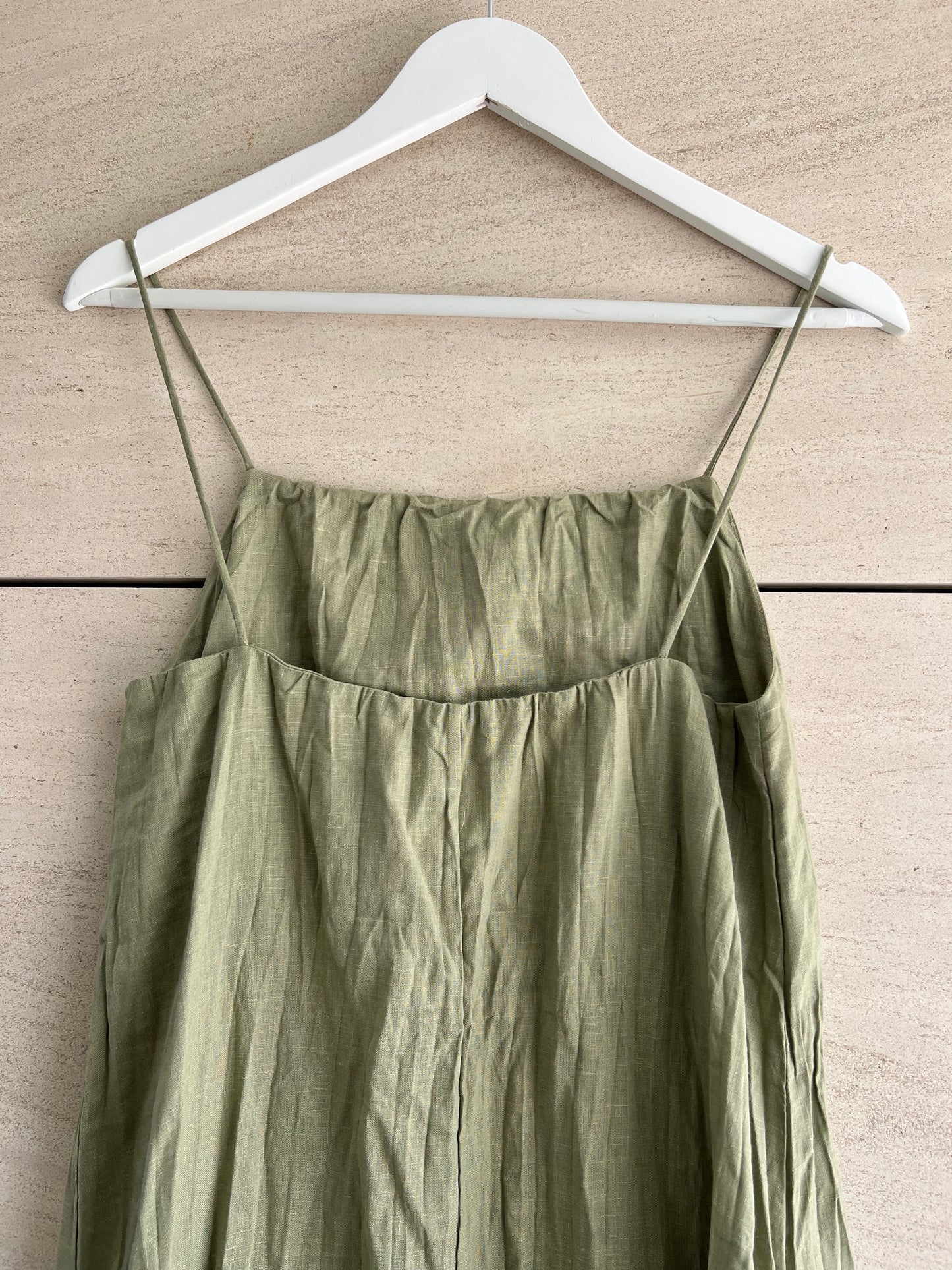 MASSIMO DUTTI. Vestido verde fruncido T.xs