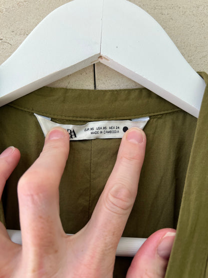 ZARA. Vestido verde abotonado T.xs