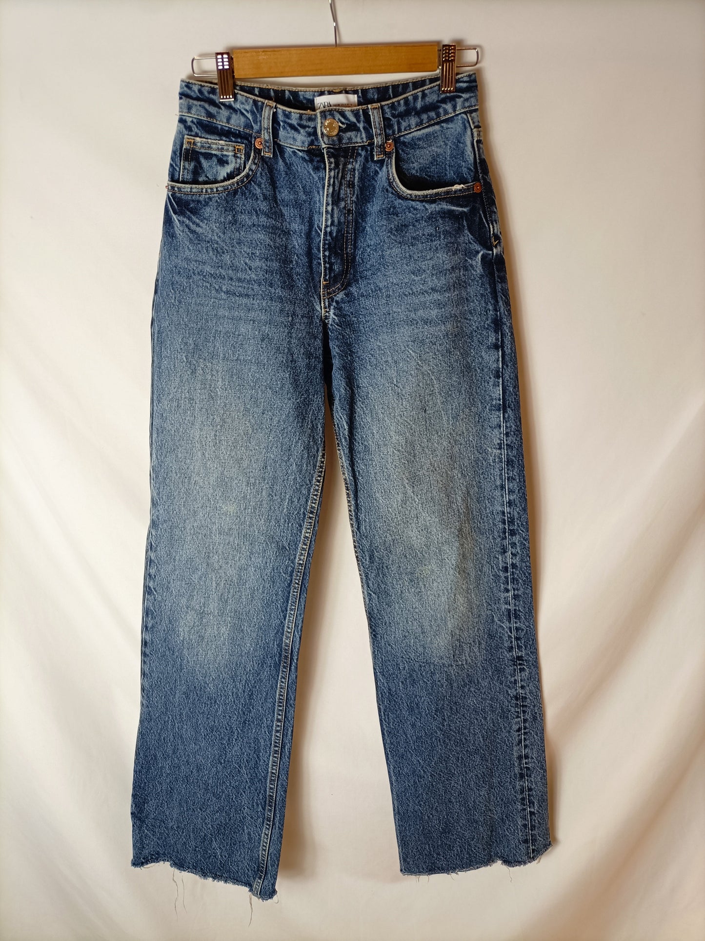 ZARA. Pantalón vaquero pata ancha. T 36