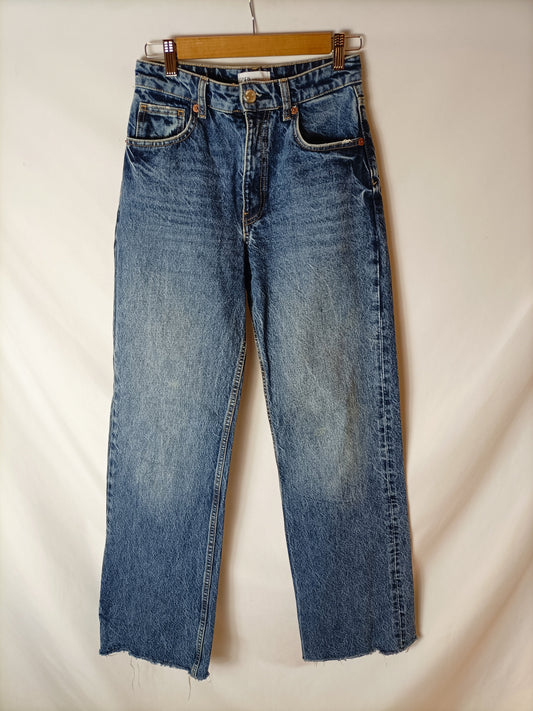 ZARA. Pantalón vaquero pata ancha. T 36