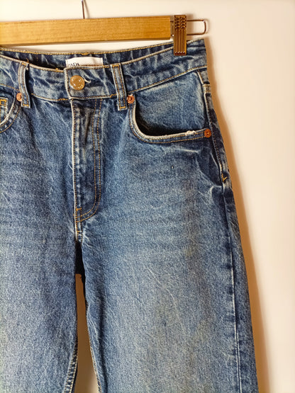 ZARA. Pantalón vaquero pata ancha. T 36