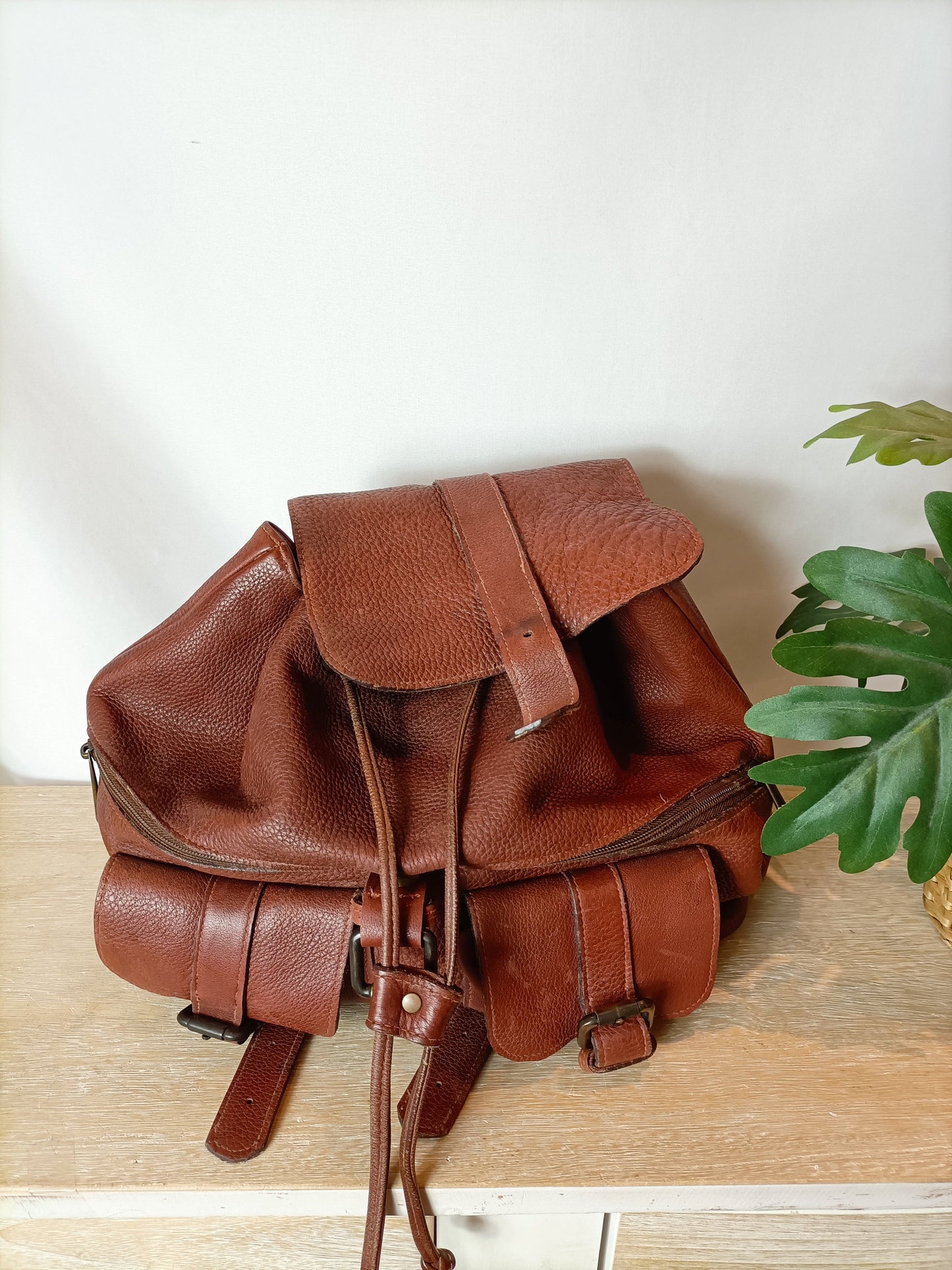 OTRAS. Mochila marrón piel