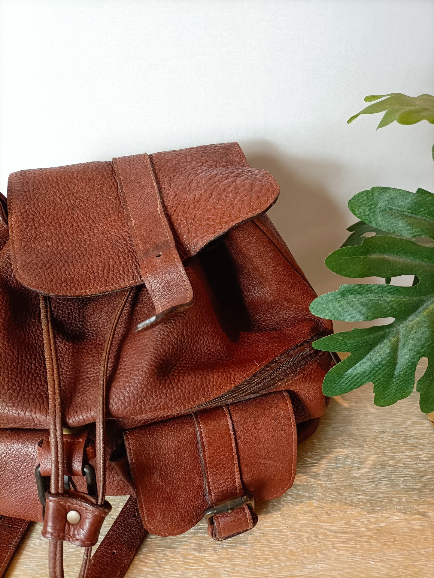 OTRAS. Mochila marrón piel