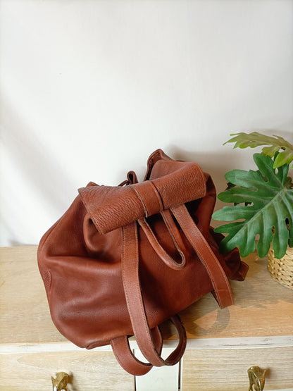 OTRAS. Mochila marrón piel