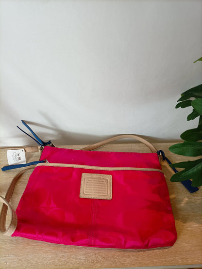 COACH. Bolso fucsia detalles en piel