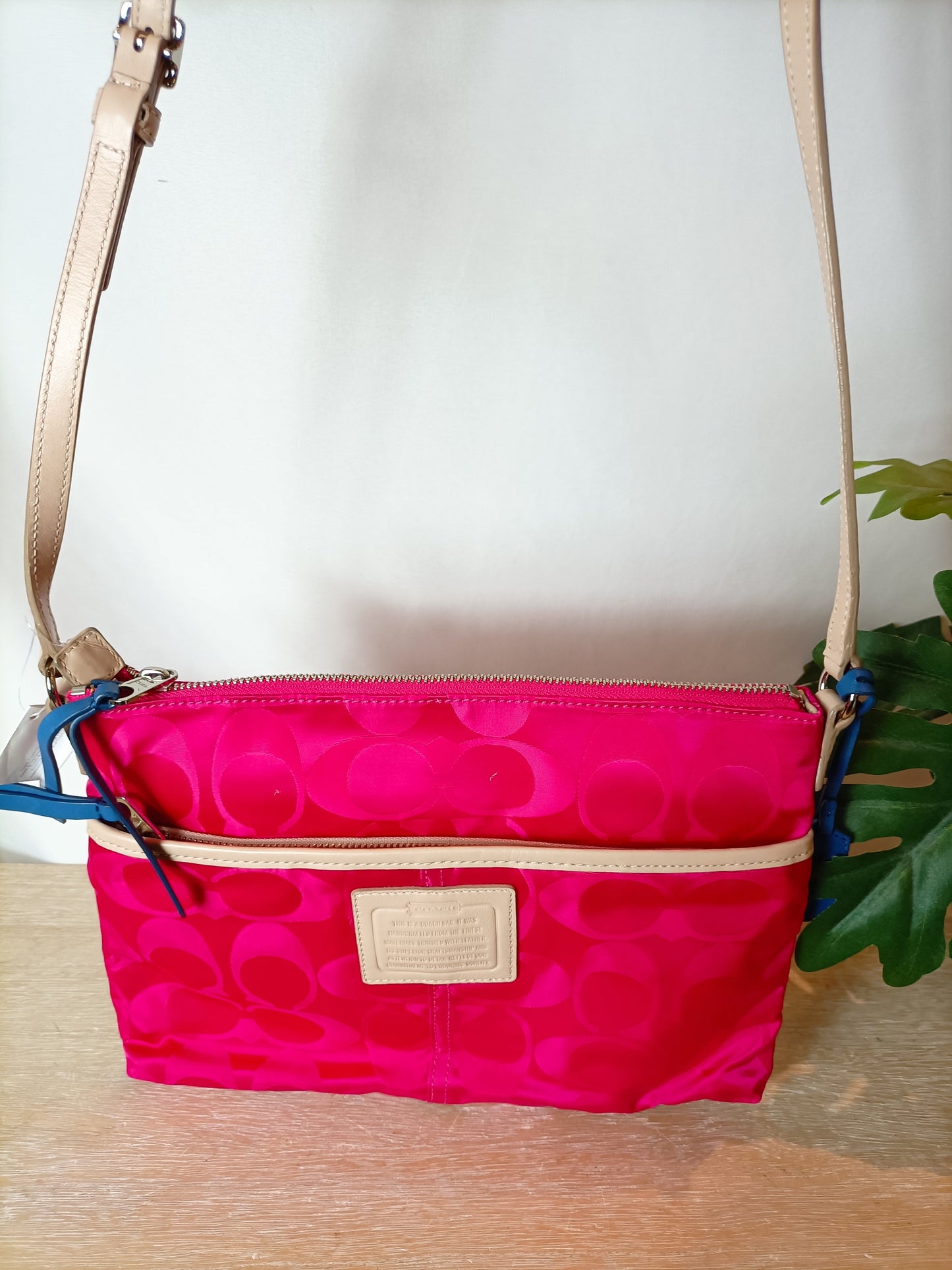 COACH. Bolso fucsia detalles en piel