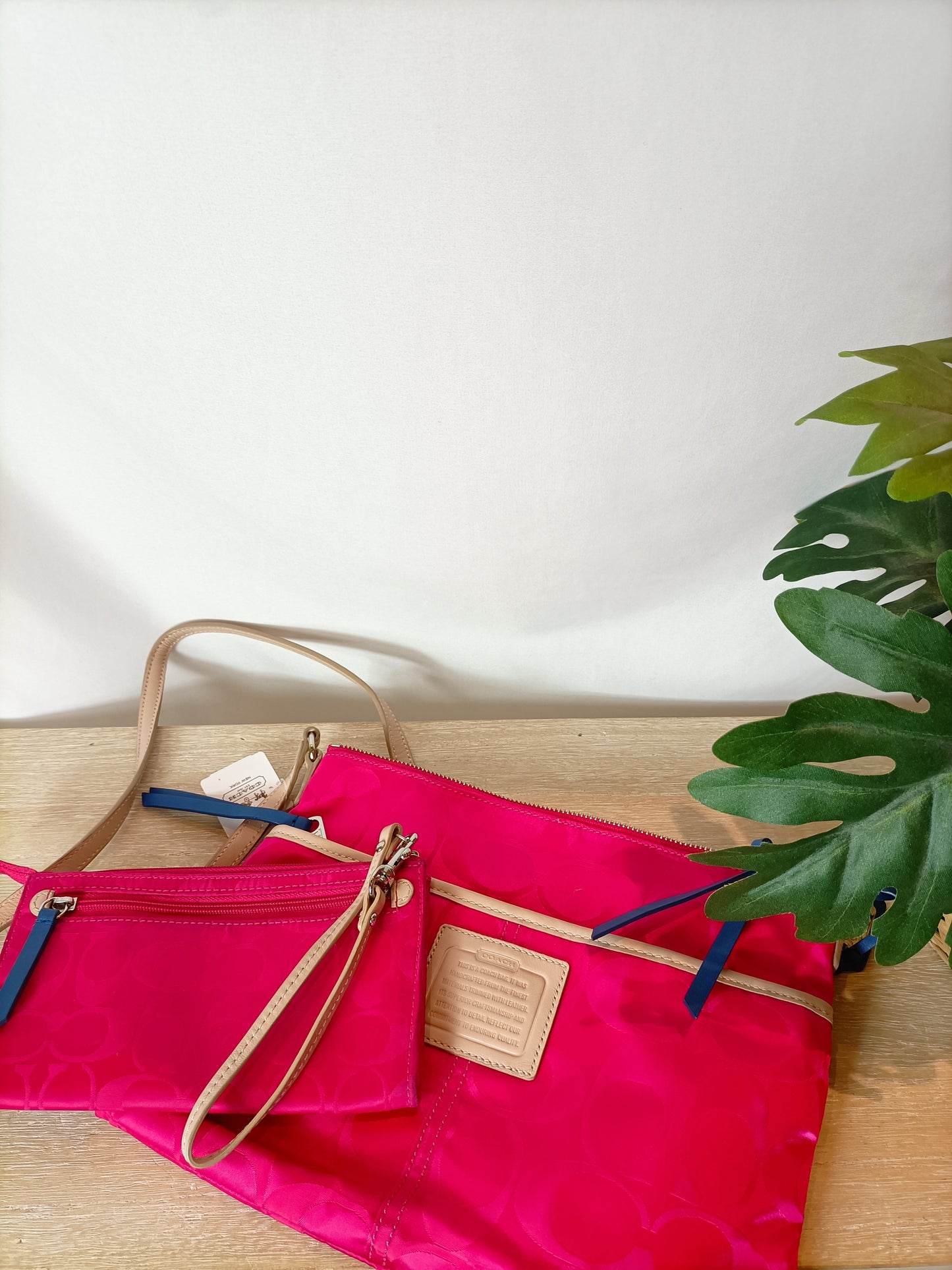 COACH. Bolso fucsia detalles en piel