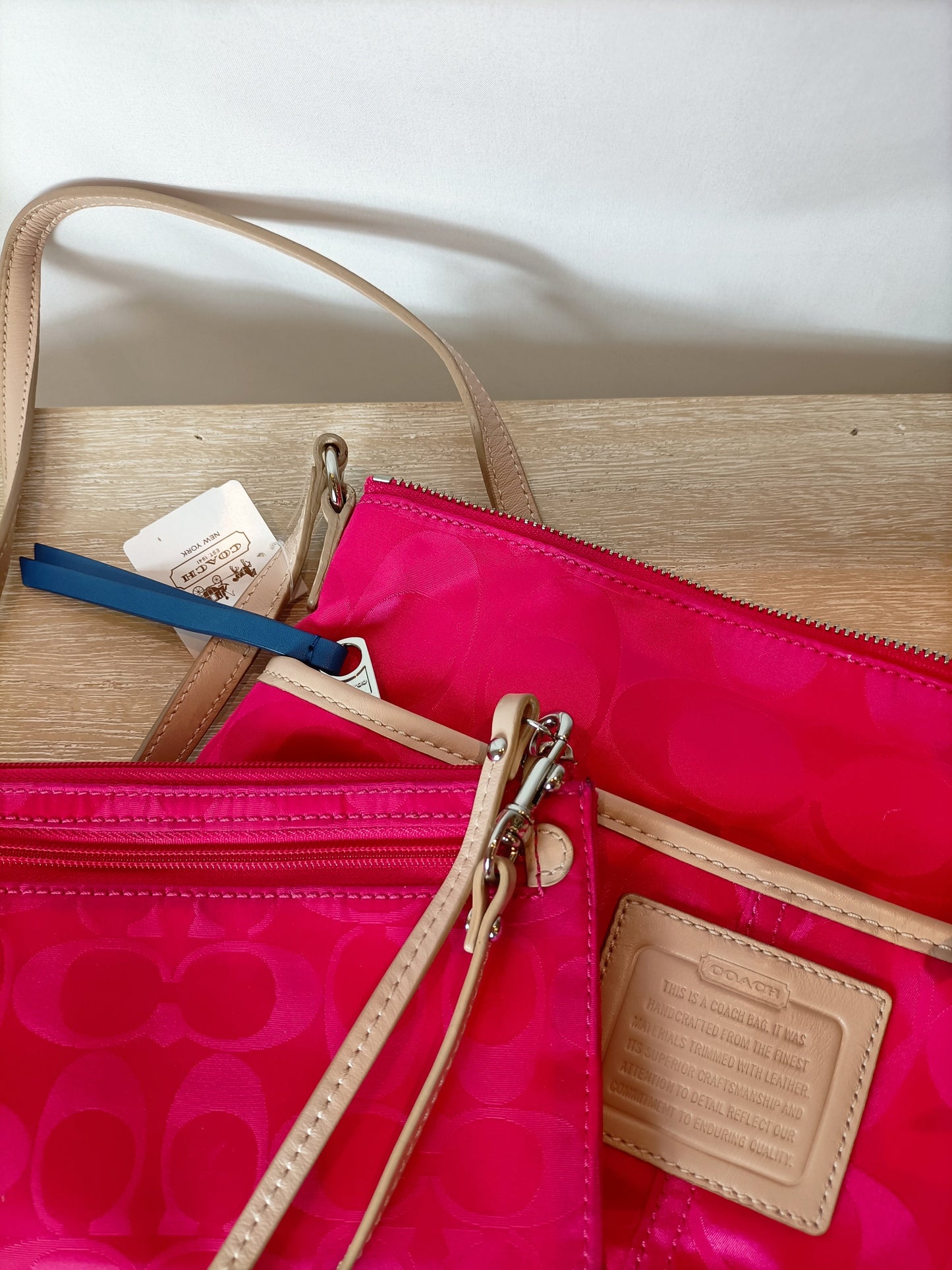 COACH. Bolso fucsia detalles en piel