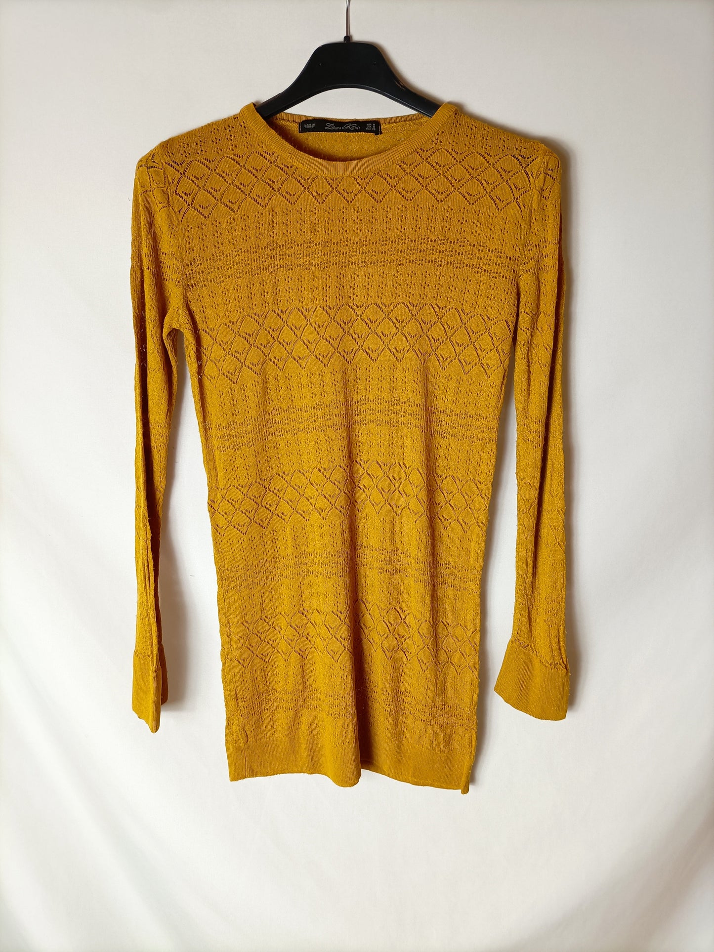 ZARA. Jersey mostaza perforado. T M