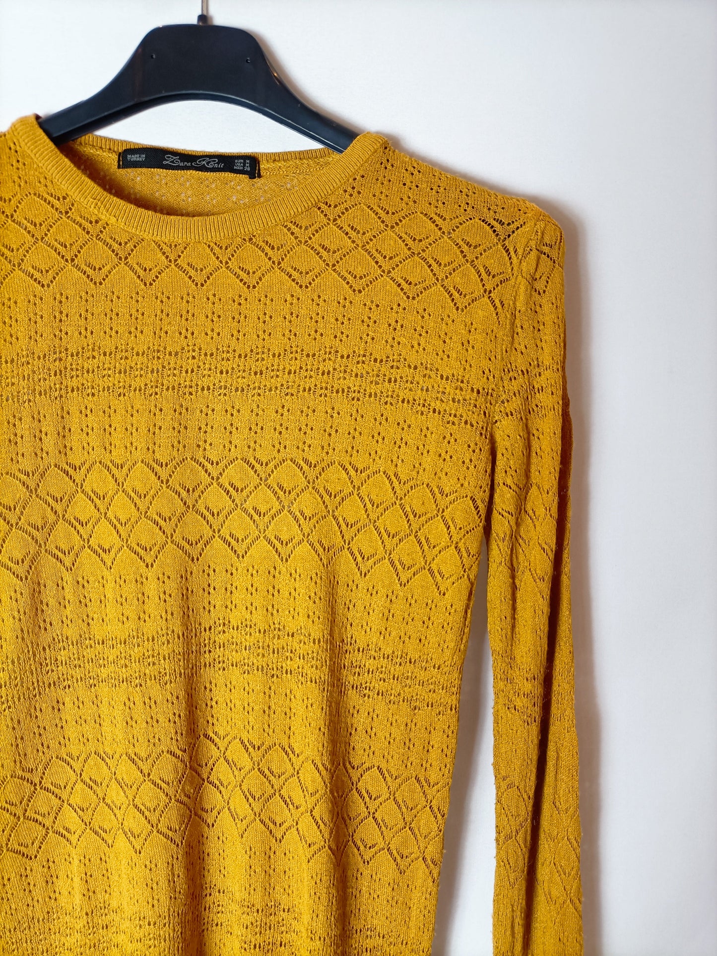 ZARA. Jersey mostaza perforado. T M