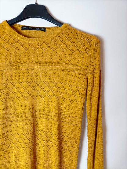 ZARA. Jersey mostaza perforado. T M