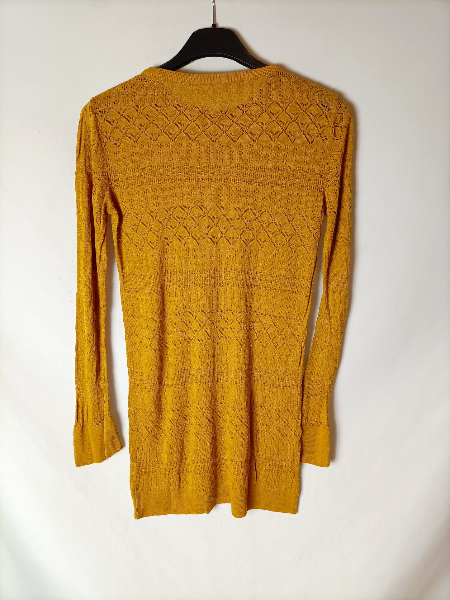 ZARA. Jersey mostaza perforado. T M