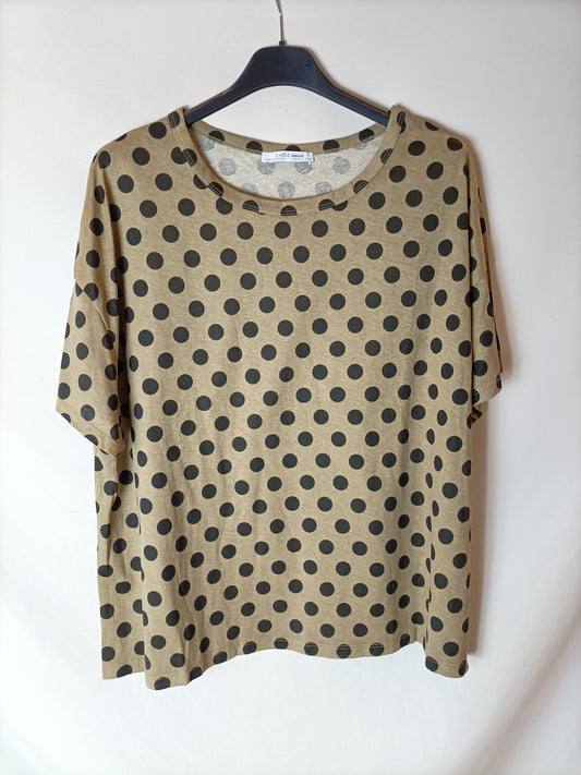ZARA. Camiseta lunares negros. T L