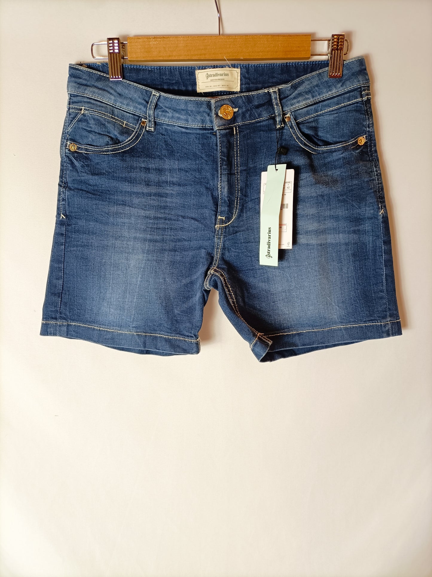STRADIVARIUS. Dark denim shorts T.38