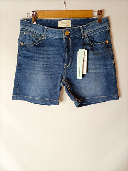 STRADIVARIUS. Dark denim shorts T.38