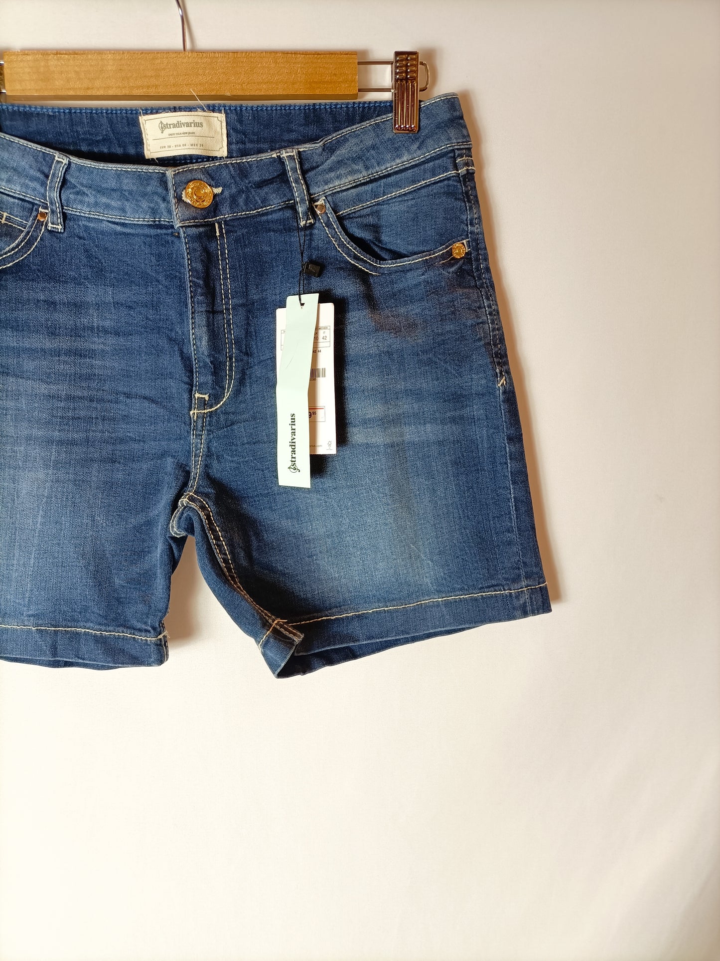 STRADIVARIUS. Dark denim shorts T.38