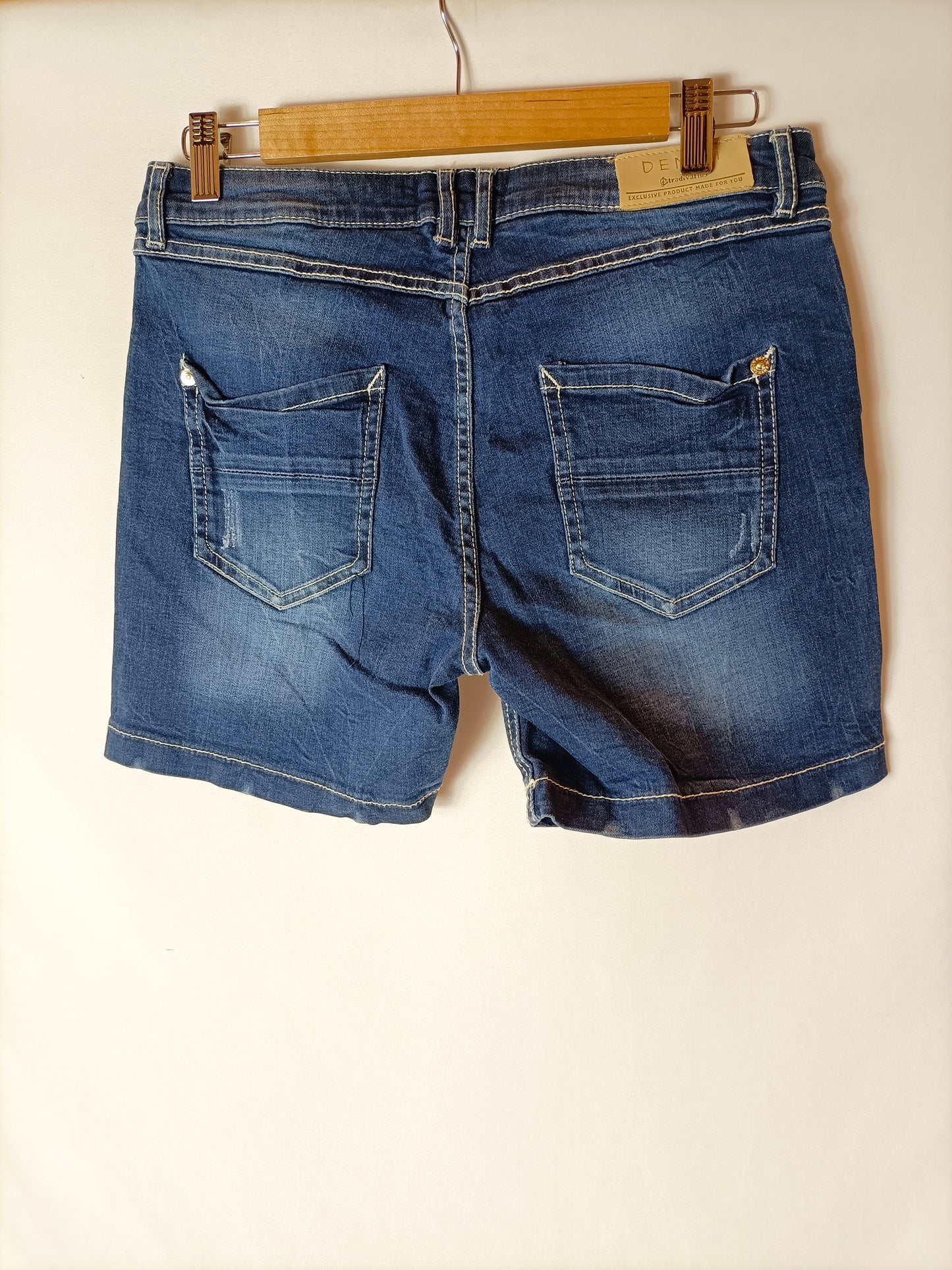STRADIVARIUS. Dark denim shorts T.38