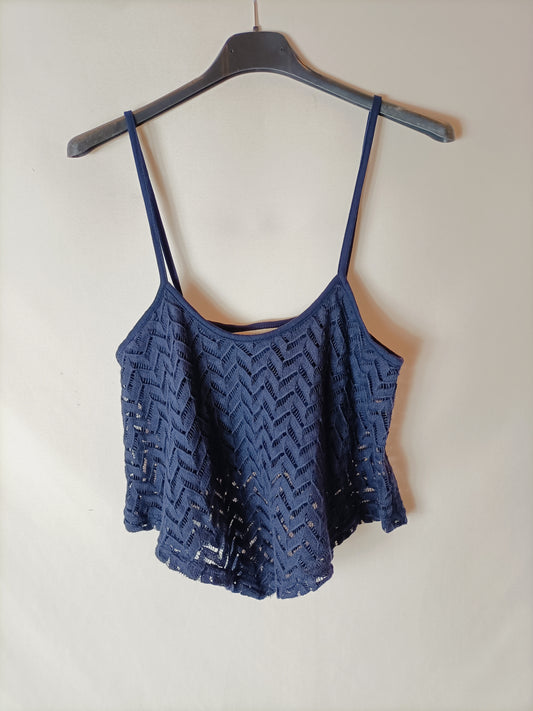 BERSHKA. Croptop azul encaje T.m
