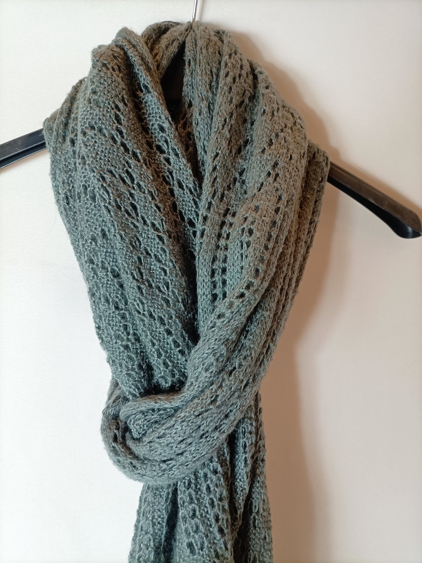 PEPE JEANS. Bufanda gris troquelada