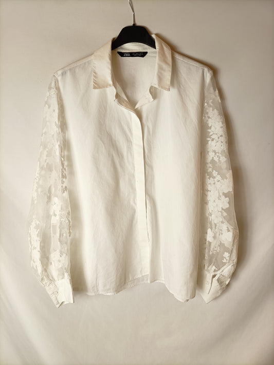 ZARA. Blusa blanca manga semitransparente. T L