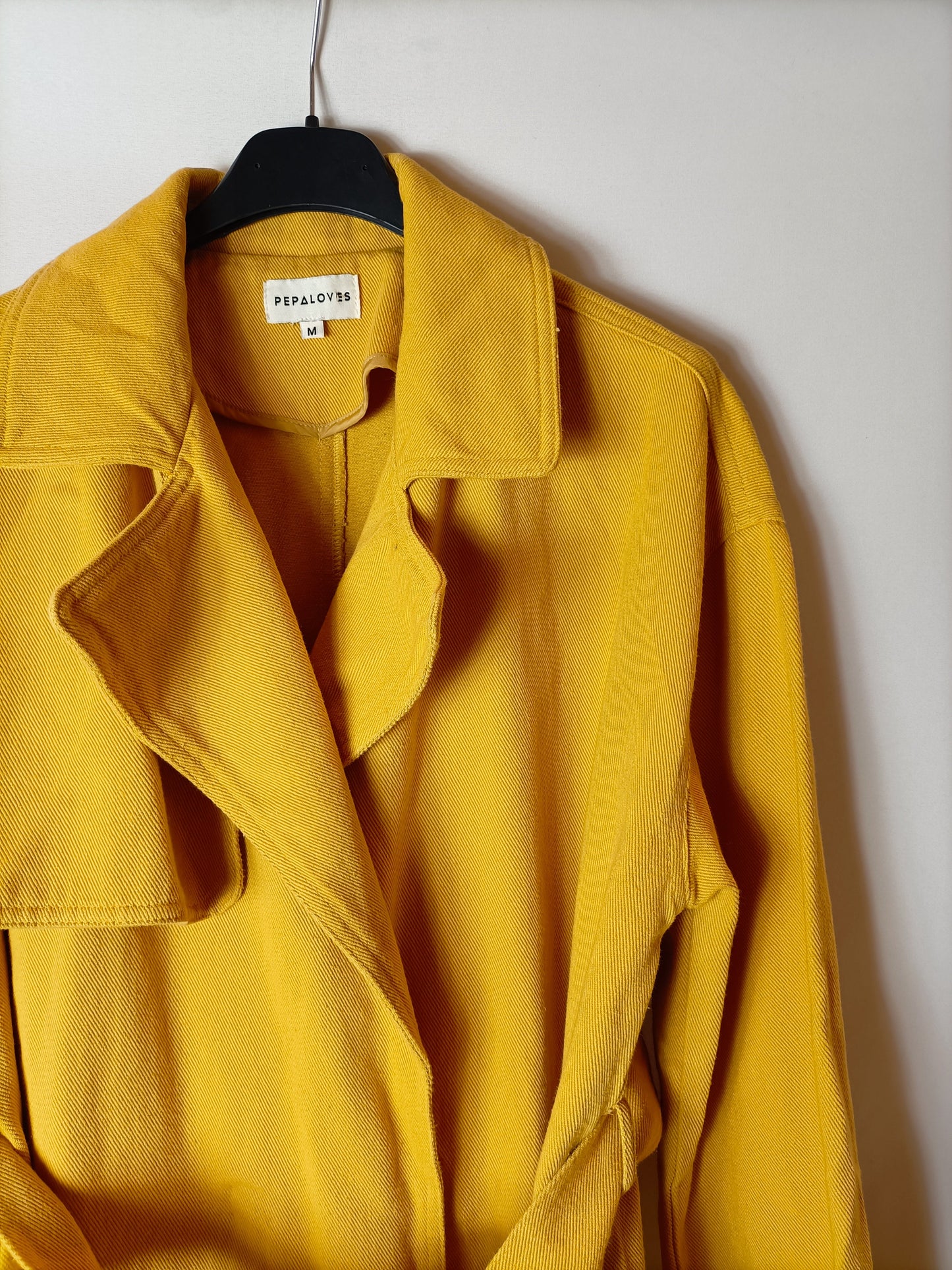 PEPALOVES. Chaqueta larga mostaza. T M