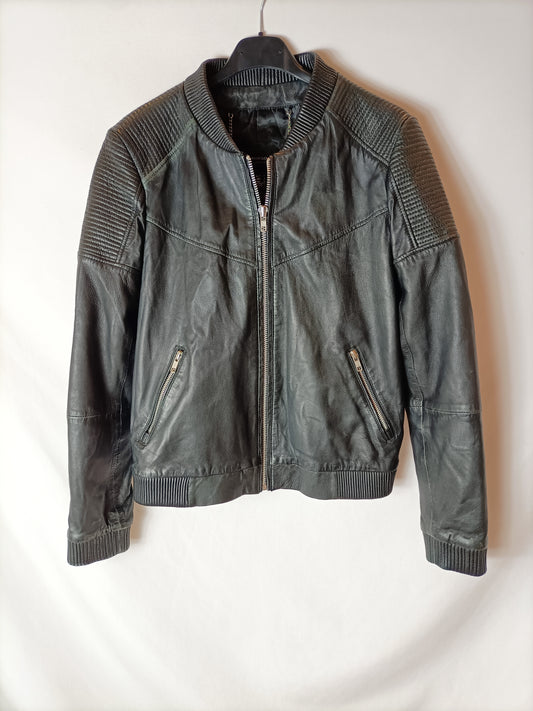 MANGO. Chaqueta negra piel texturas. T M ( tara)