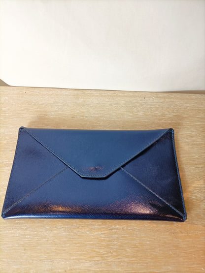 FUN&BASICS. Cartera de mano azul metalizada