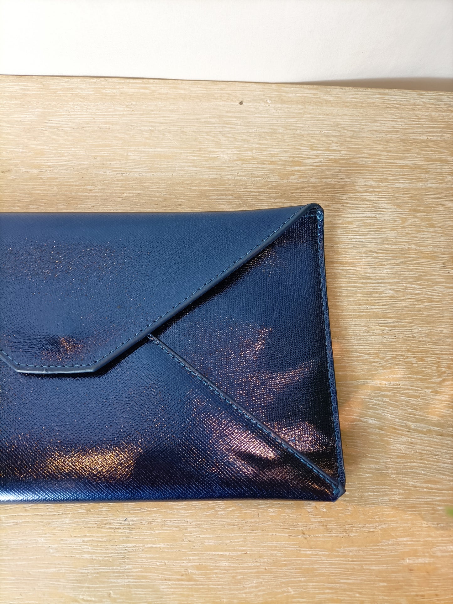 FUN&BASICS. Cartera de mano azul metalizada