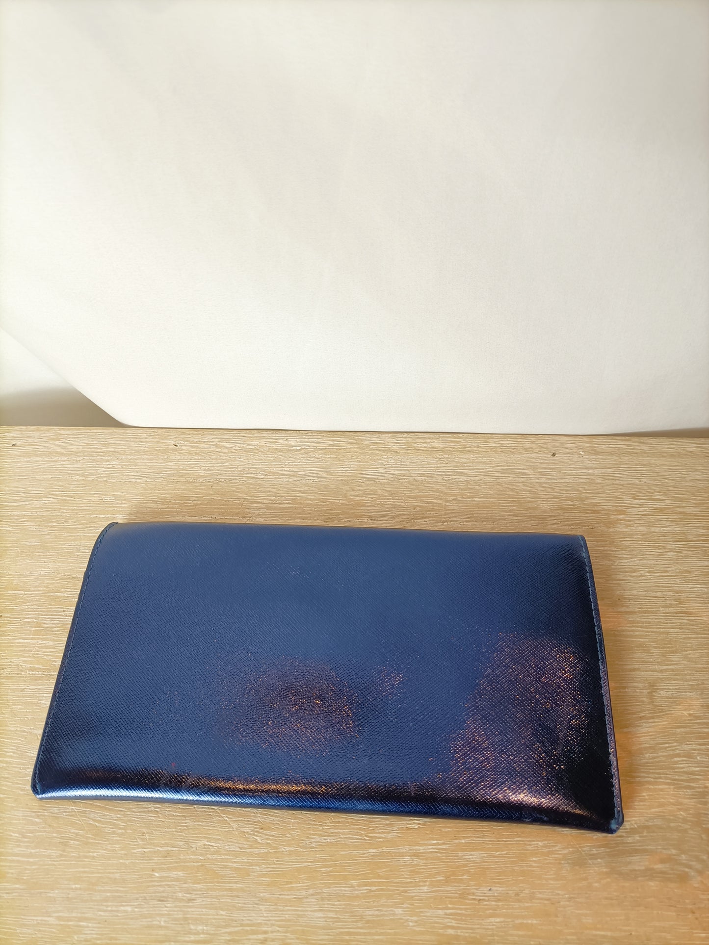 FUN&BASICS. Cartera de mano azul metalizada
