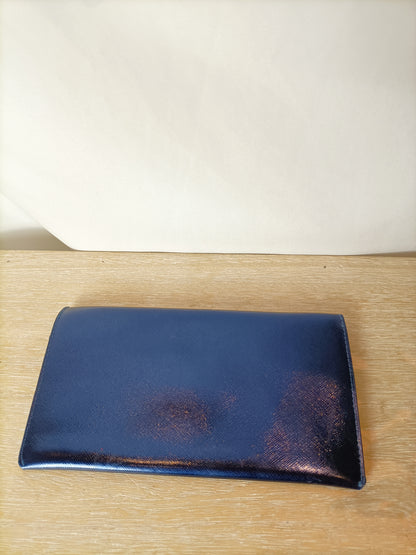 FUN&BASICS. Cartera de mano azul metalizada