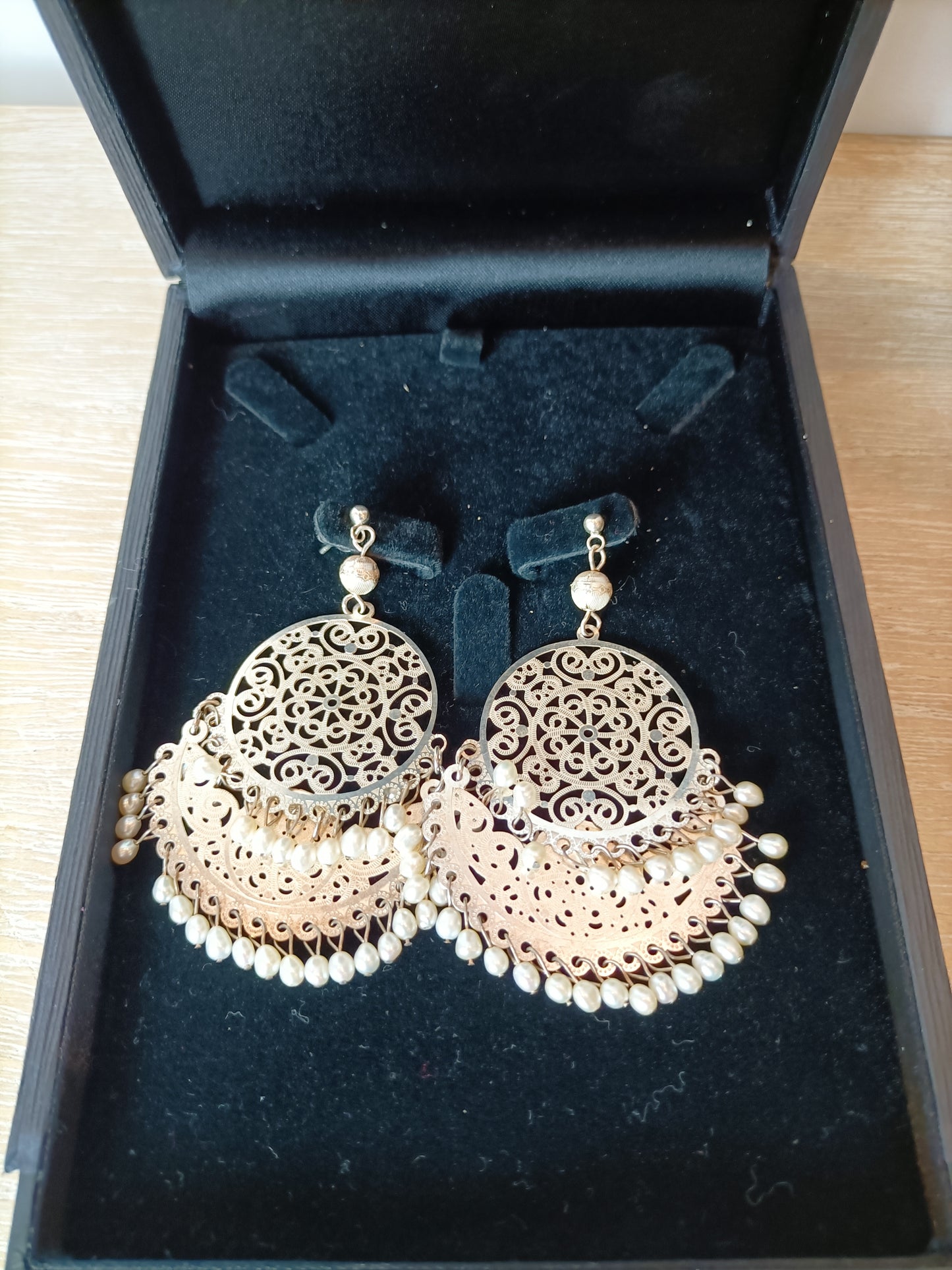 YANES. Pendientes troquelados perlitas