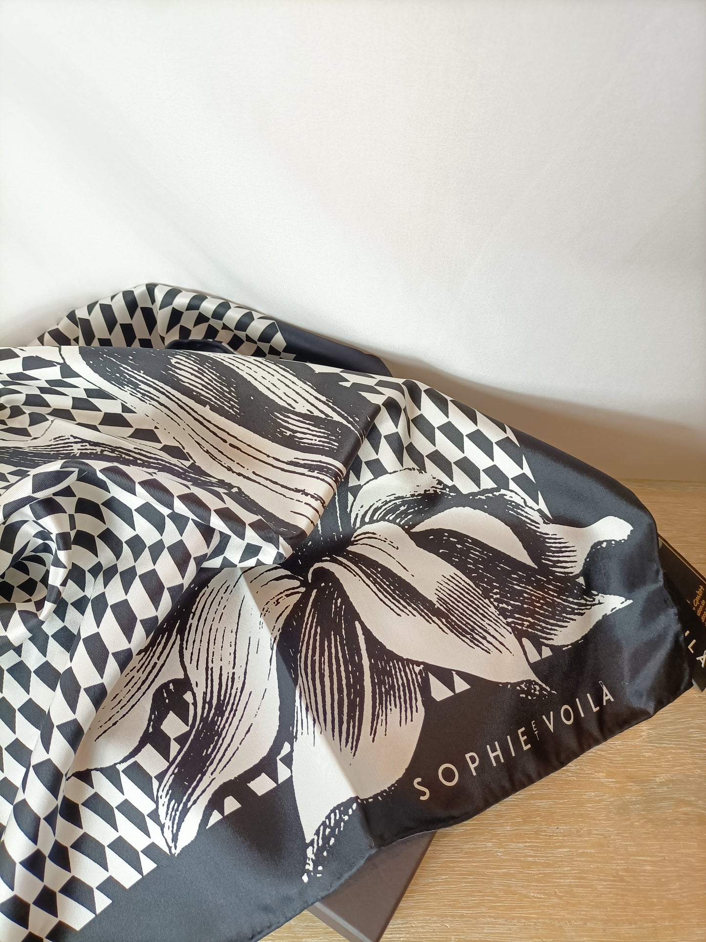 SOPHIE ET VOILA. Pañuelo seda blanco y negro