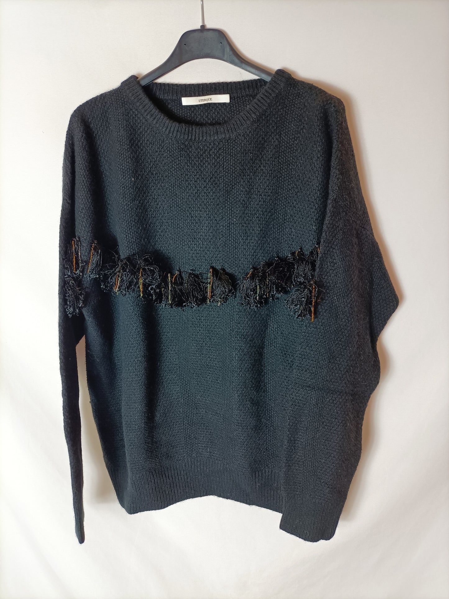 UTERQUE. Jersey negro borlas. T M (tara)