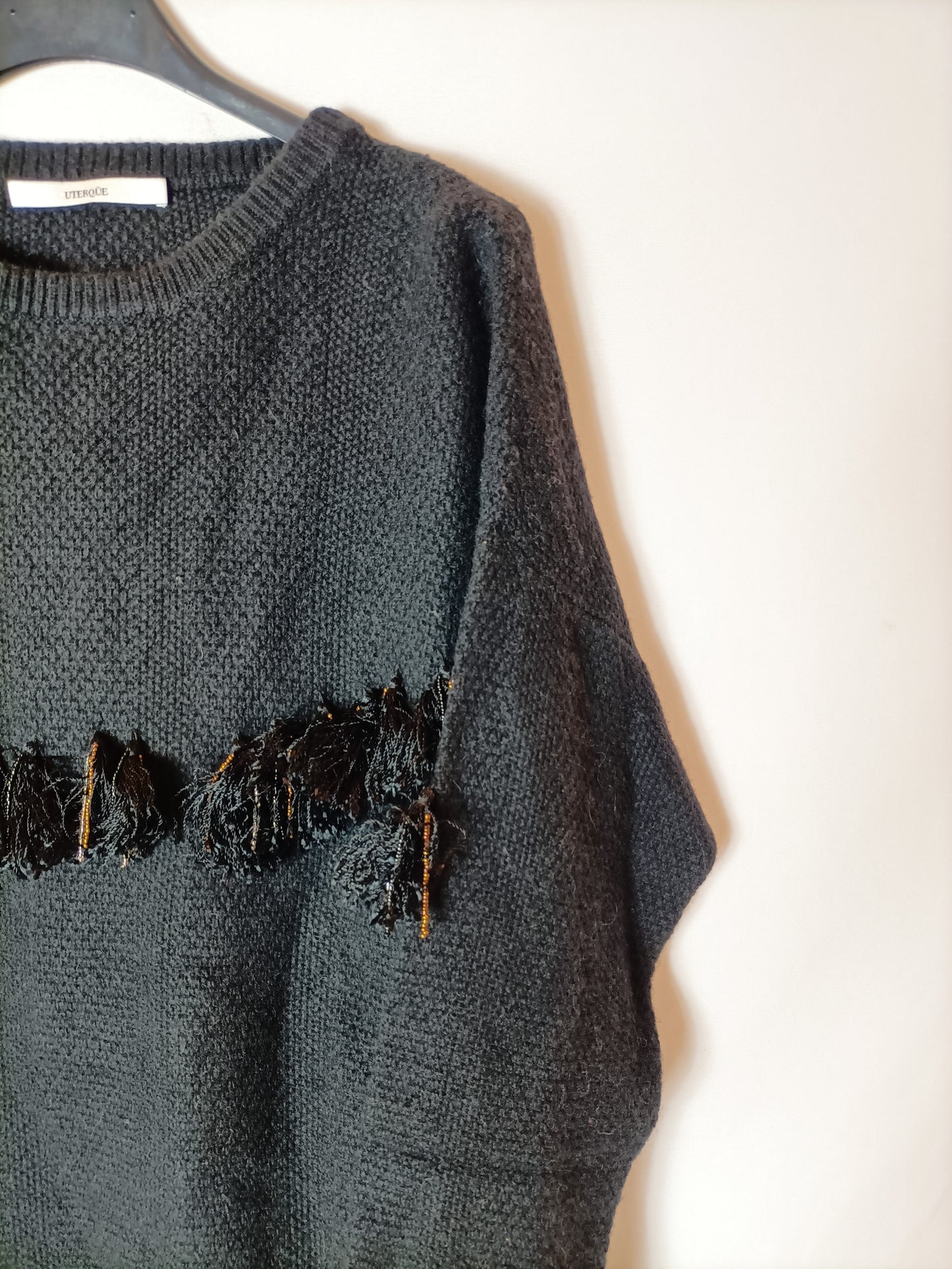 UTERQUE. Jersey negro borlas. T M (tara)