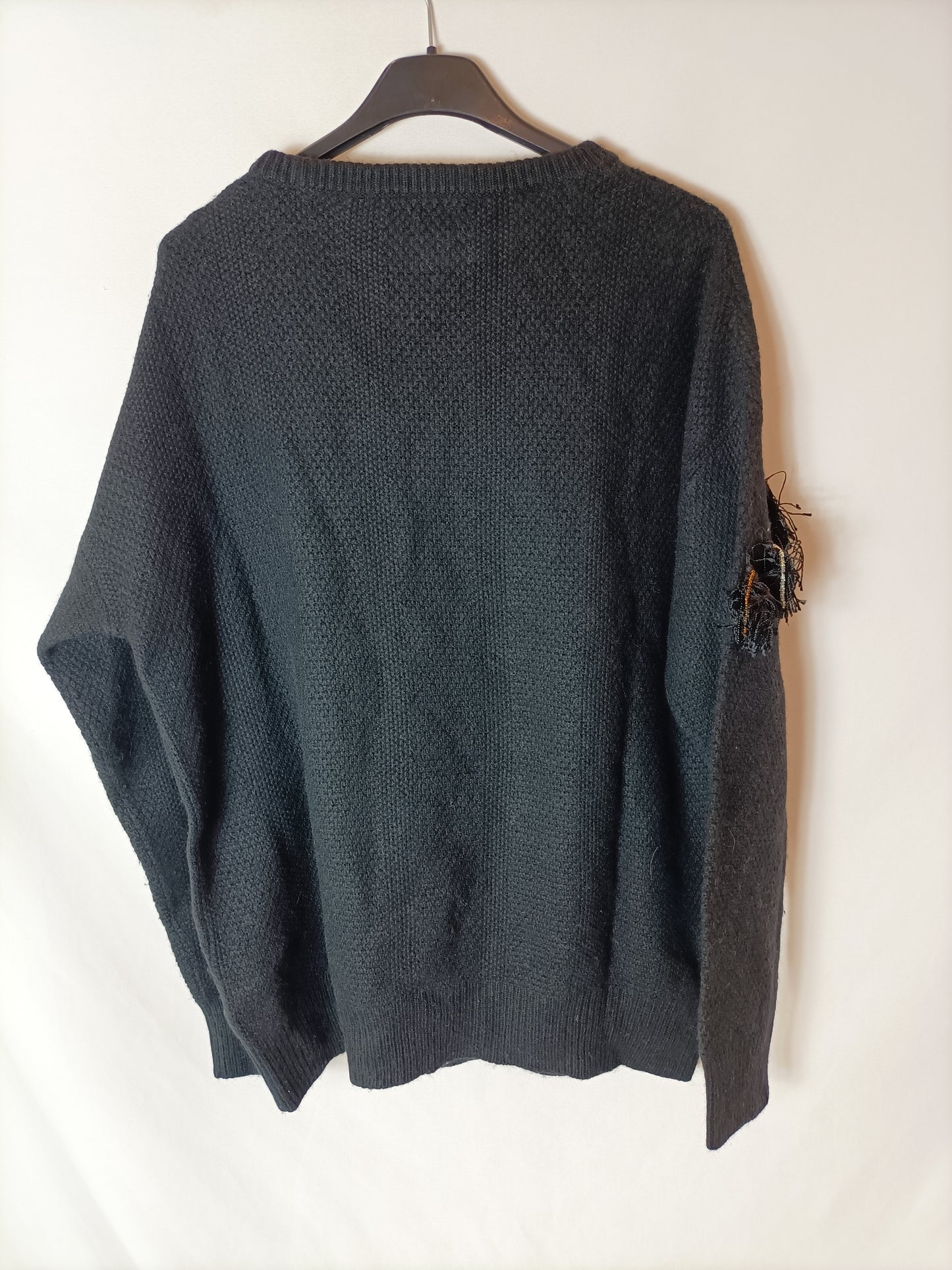 UTERQUE. Jersey negro borlas. T M (tara)