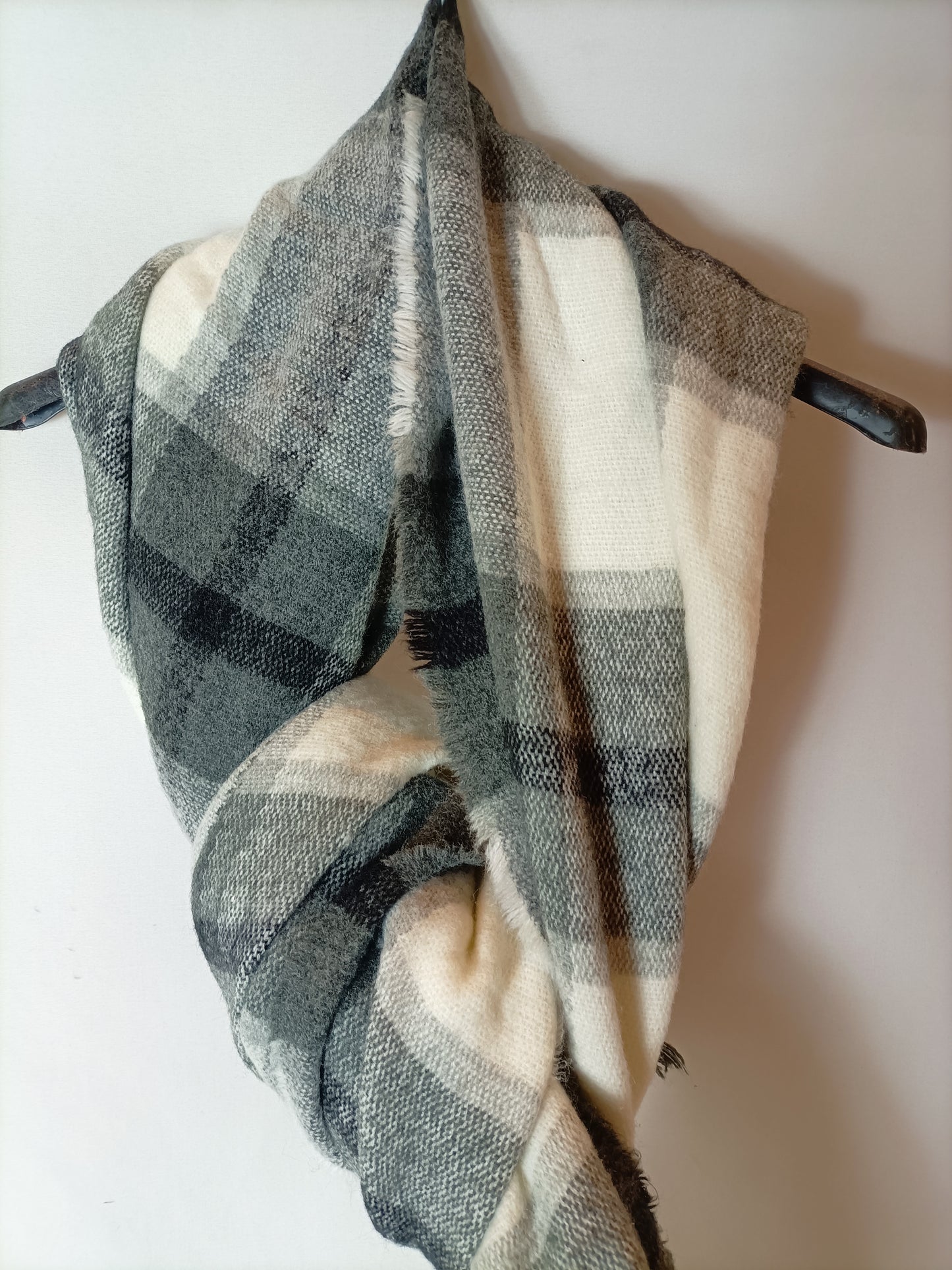 ZARA. Bufanda blanca cuadros grises