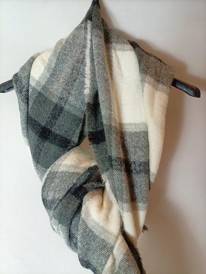 ZARA. Bufanda blanca cuadros grises