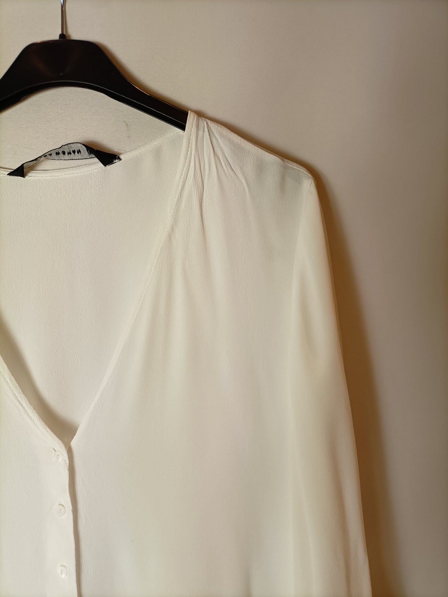 ZARA. Blusa blanca plisados. T M