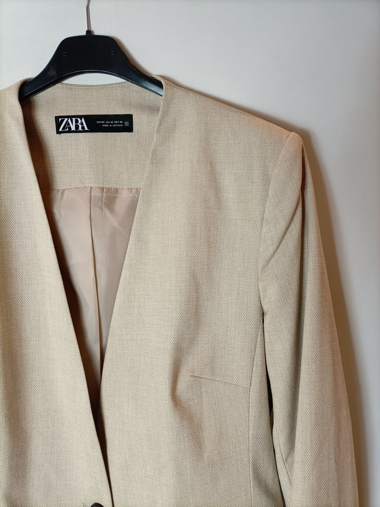 ZARA. Blazer beige textura. T 42