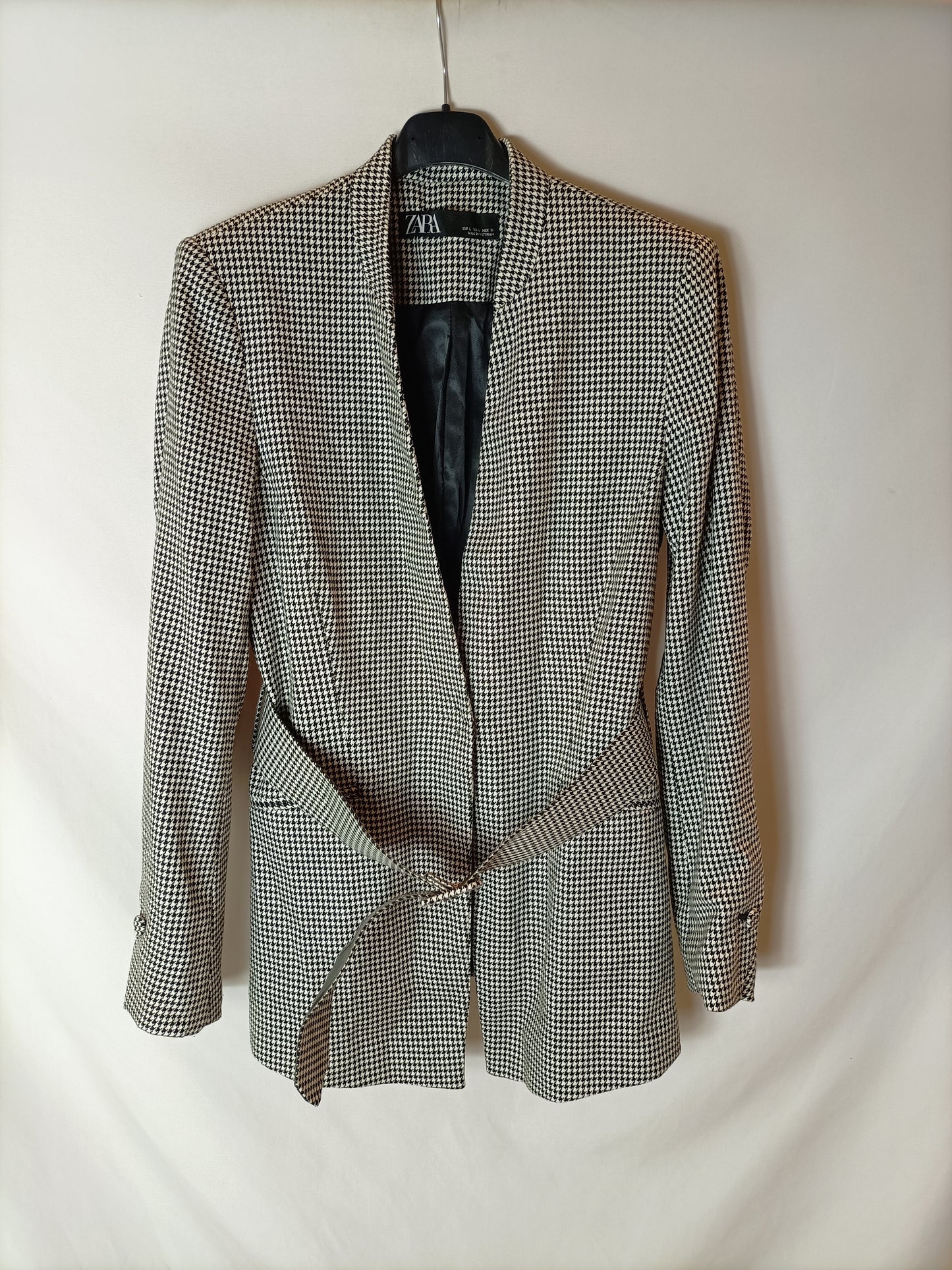 ZARA. Houndstooth blazer with belt. TL